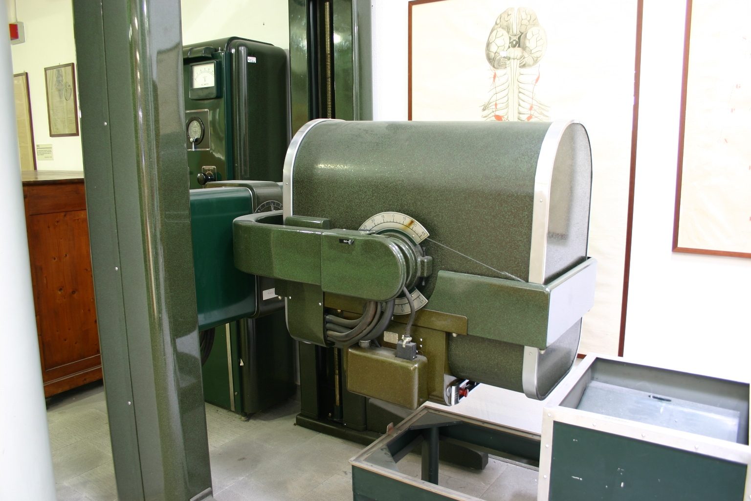 Picker X-ray Generator, Museo Anatomico, Siena, Italy - 02.JPG